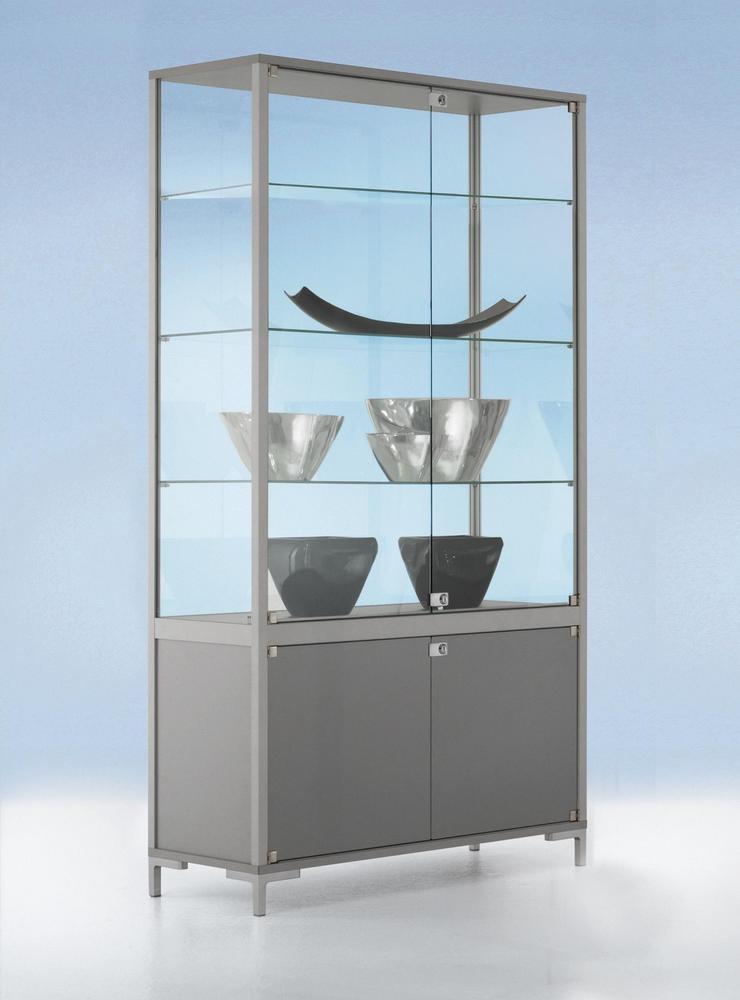 Drehtür-Staufachvitrine NEW YORK | 800 | Staufachvitrine mit Unterschrank und Drehtür | Frei Bordsteinkante