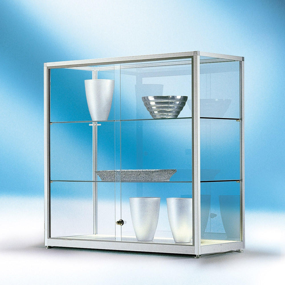 Halbhohe Vitrine DESKIN DELUXE | 1500 | Halbhohe Vitrine, Rahmen eckig | Frei Bordsteinkante