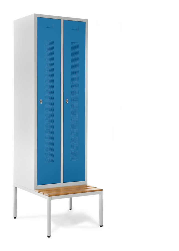 Garderobenspinde SYSTEM SP1 mit Sitzbank | Lichtblau RAL 5012 | mit untergebauter Sitzbank, Holzleisten | 300 | Drehriegelverschluss